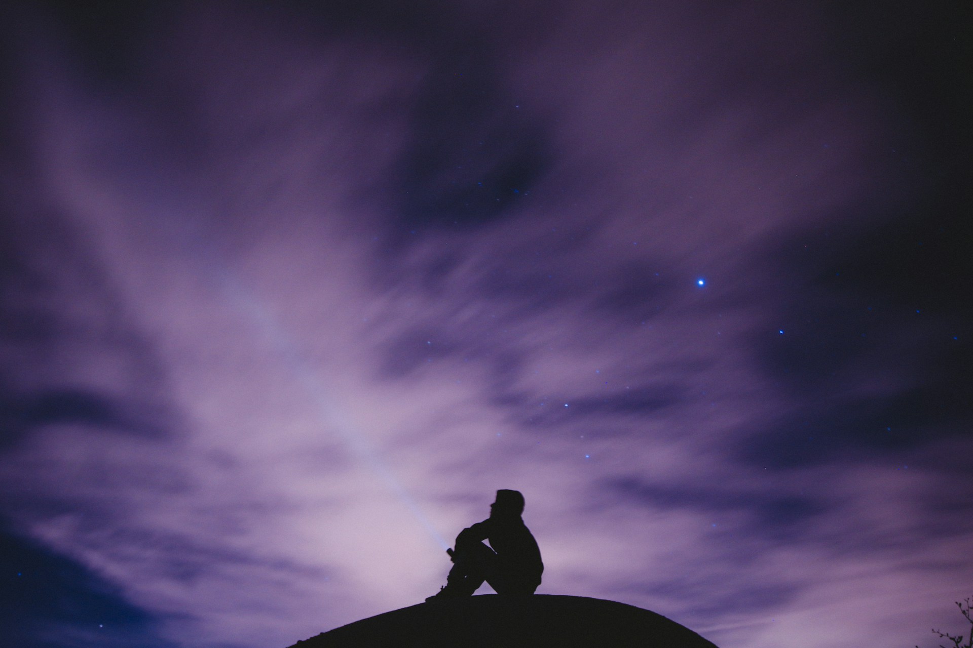 Silueta bajo un cielo estrellado